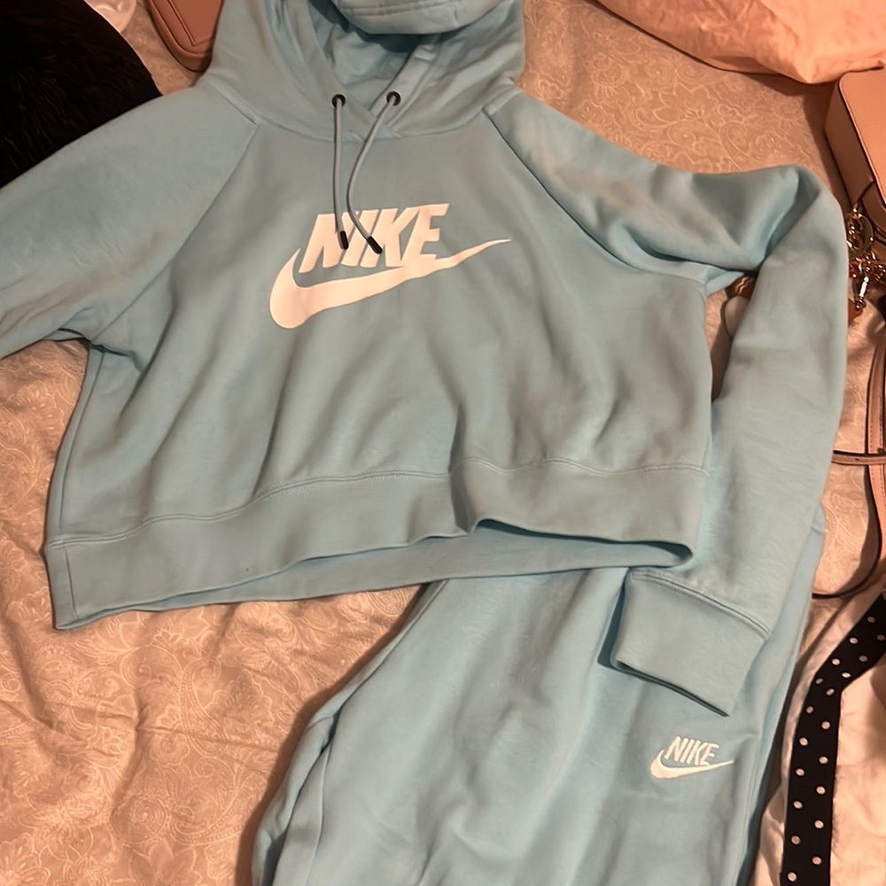 Nike outfit, cropped nike sweat shirt with nike logo pants never worn!!